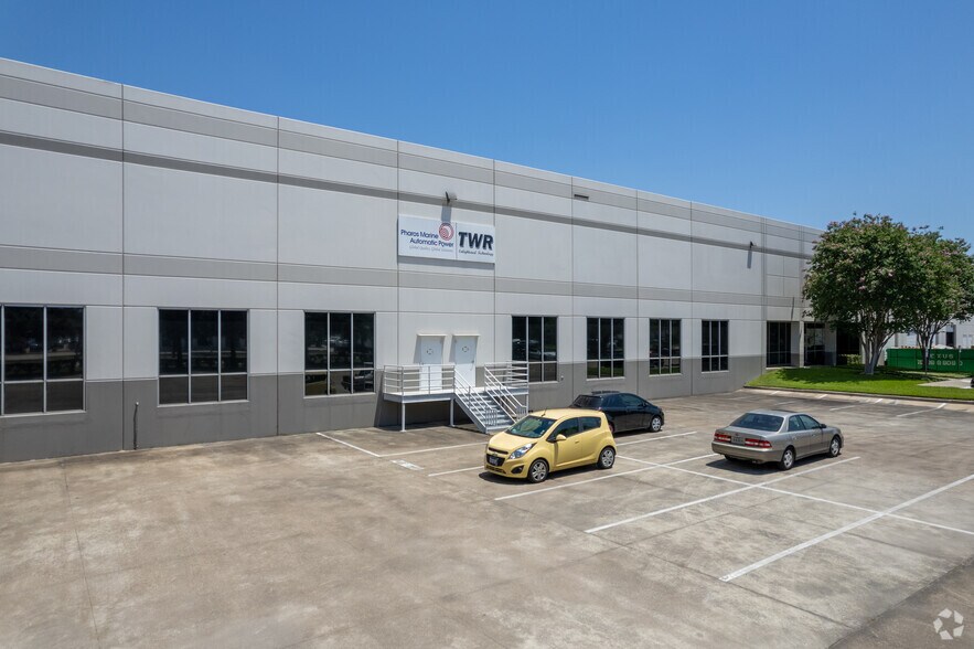 More Photos Of 10810 W Little York Rd, Houston Warehouse For Lease
