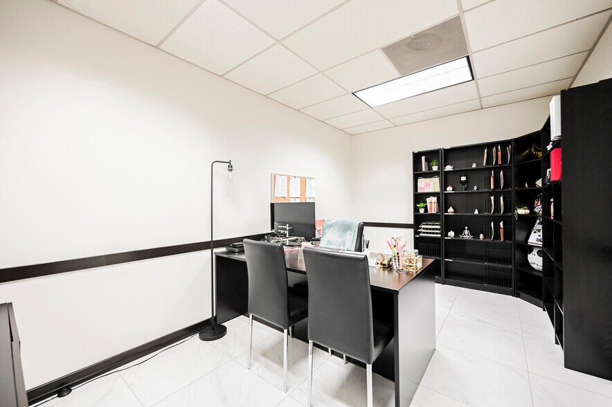 More Photos Of 630 S 3rd St, Las Vegas Office For Sale