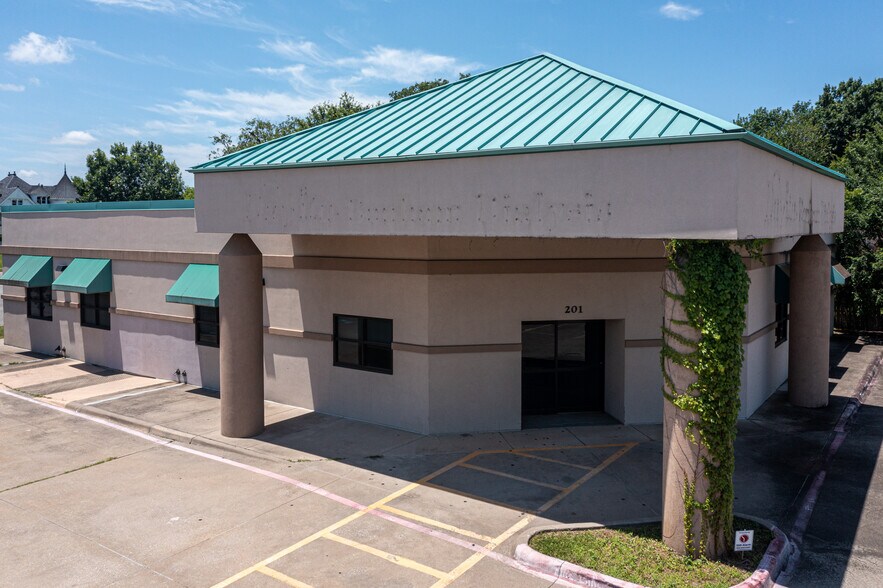More Photos Of 201 W 5th St, Bonham Medical For Lease