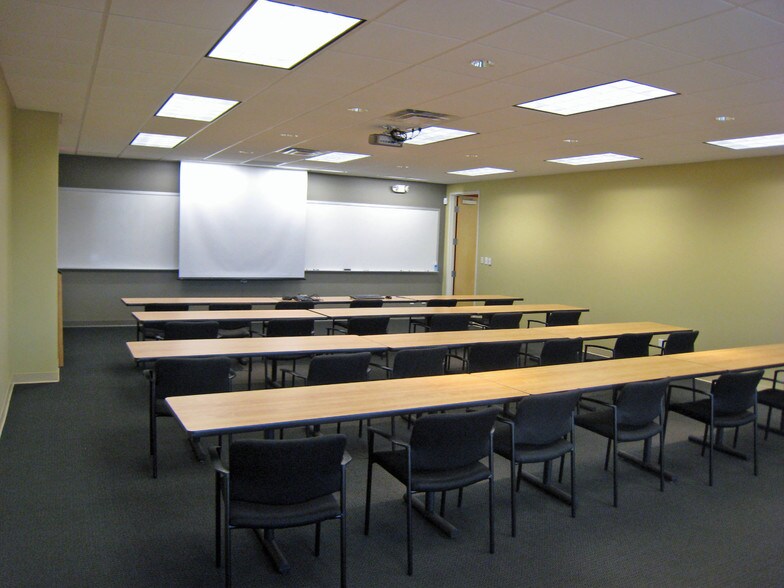 More Photos Of 3901 W 86th St, Indianapolis Office For Lease