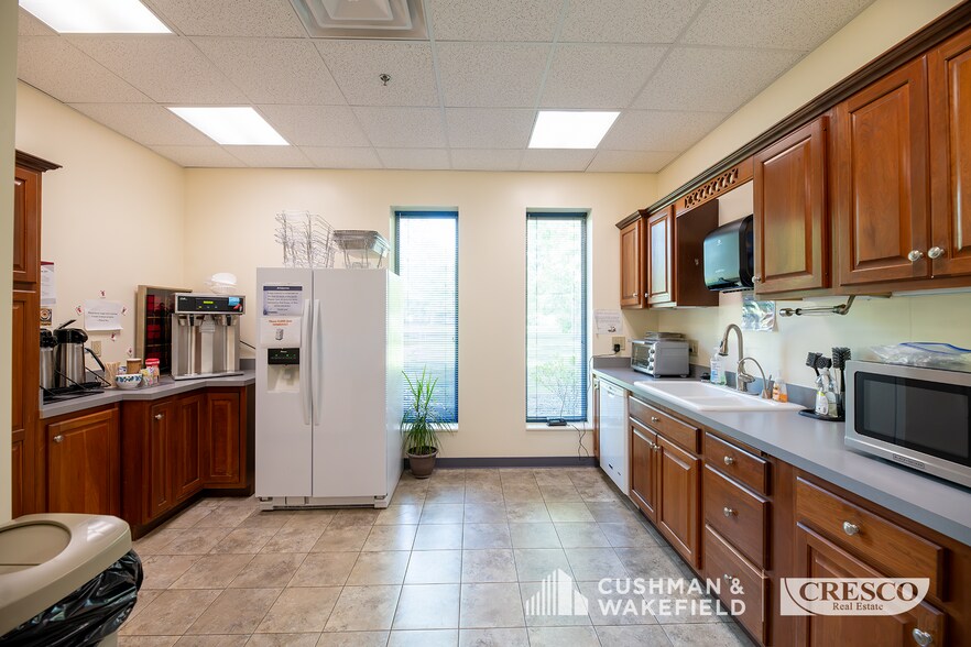 More Photos Of 749 Miner Rd, Highland Heights Office For Sale