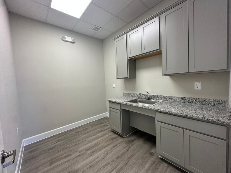 More Photos Of 5501 Cabrera Dr, Sugar Land Unknown For Lease