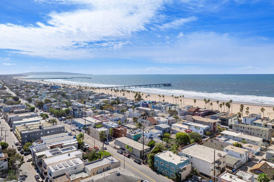 More Photos Of 40 24th pl, Venice Multifamily For Sale