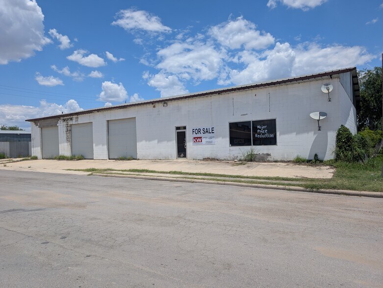 More Photos Of 101 W Alamo St, Carrizo Springs Showroom For Sale