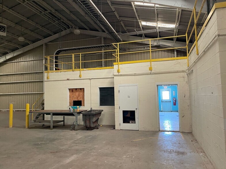 More Photos Of Industrial Dr @ Swinging Bridge, Old Hickory Warehouse For Lease