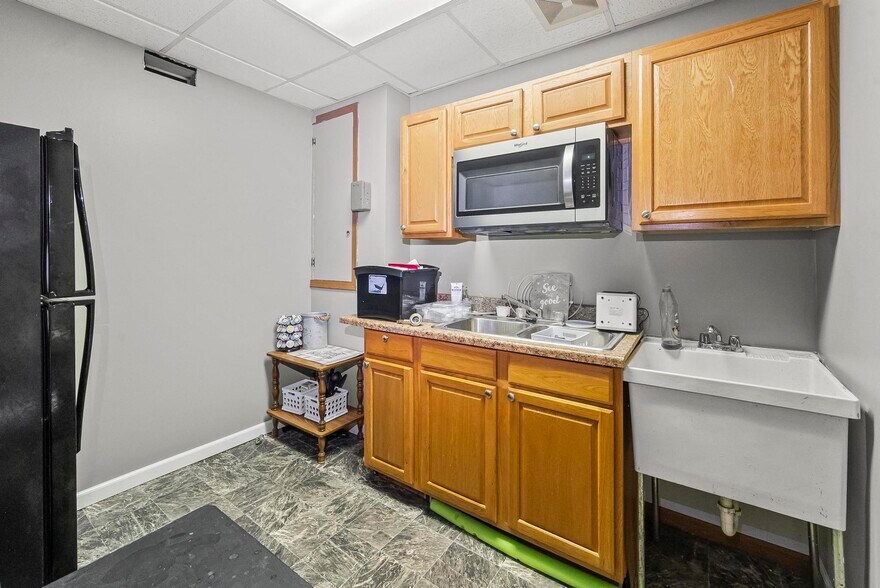 More Photos Of 909-911 Milton Rd, Alton Flex For Sale