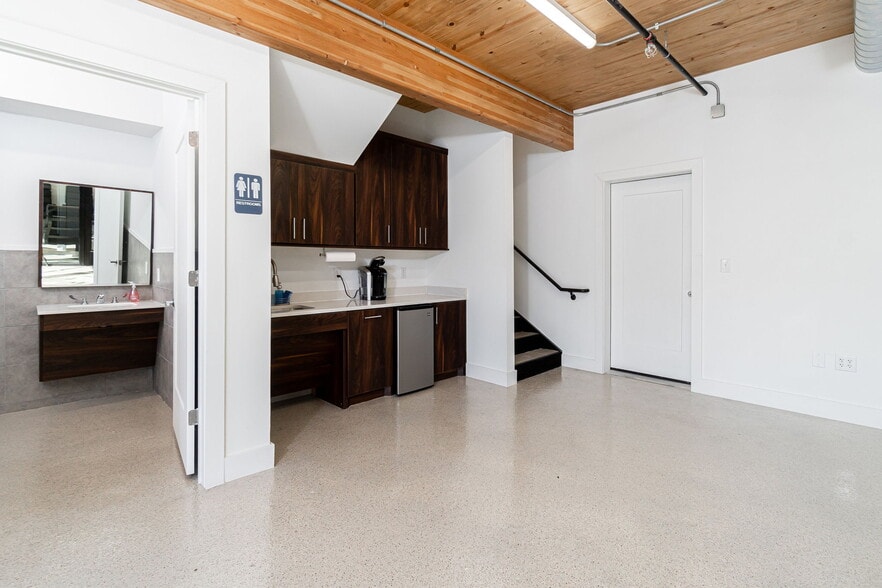 More Photos Of 535 Talbert, Plano Industrial For Lease