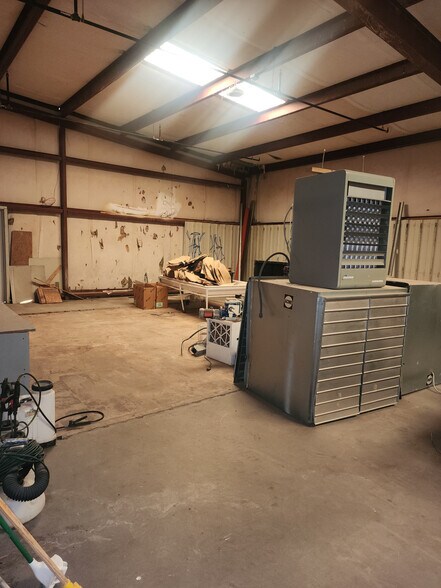 More Photos Of 810-812 SE 3rd St, Lawton Light Manufacturing For Sale