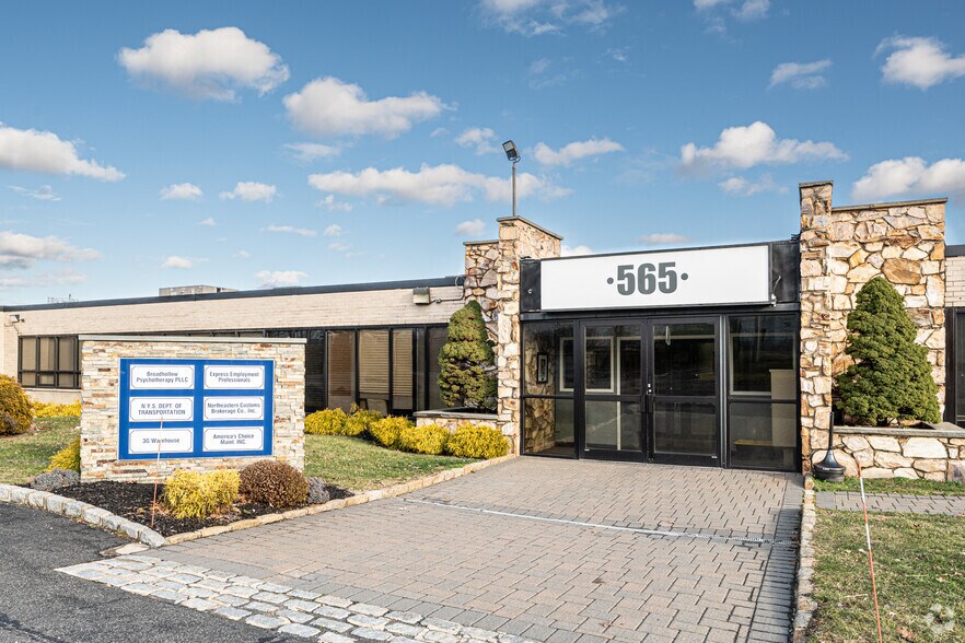 More Photos Of 565 Broadhollow Rd, Farmingdale Warehouse For Lease