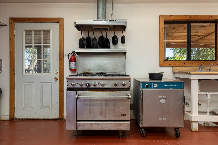 More Photos Of 2040 Long Rd Cyn, Kanab Freestanding For Sale