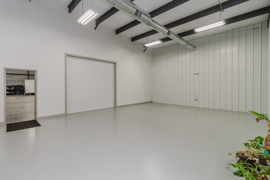 More Photos Of 2325 S Crest St, Wichita Warehouse For Sale