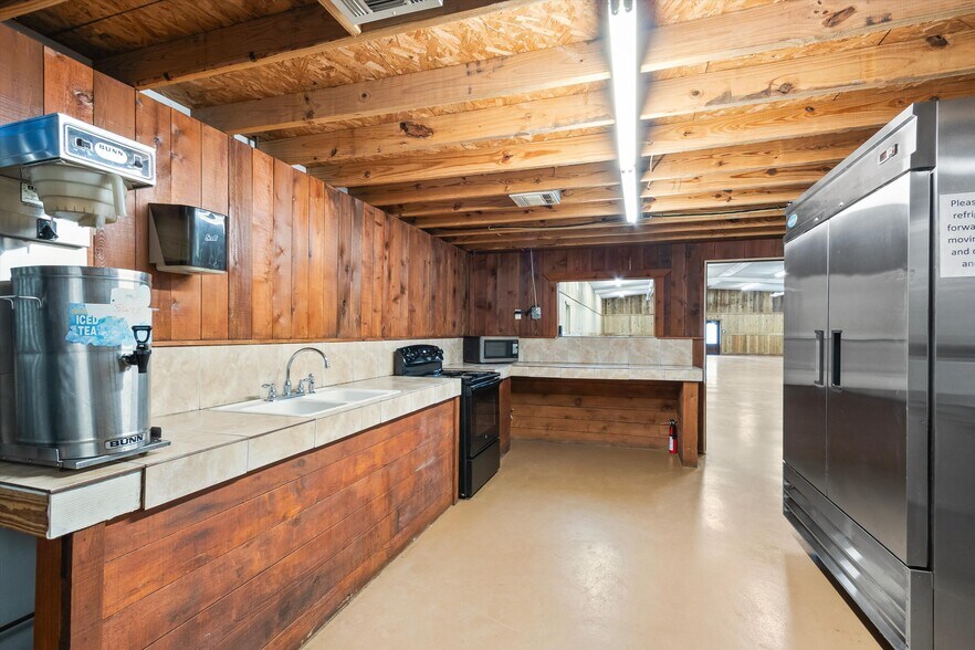 More Photos Of 5611 Rockin L Ln, Navasota Lodge Meeting Hall For Sale