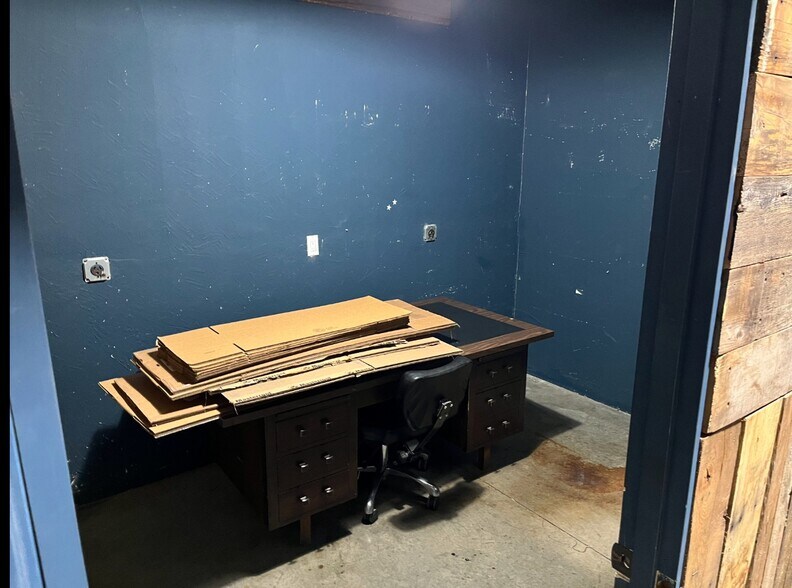 More Photos Of 5681 Crater Lake Hwy, Central Point Warehouse For Lease