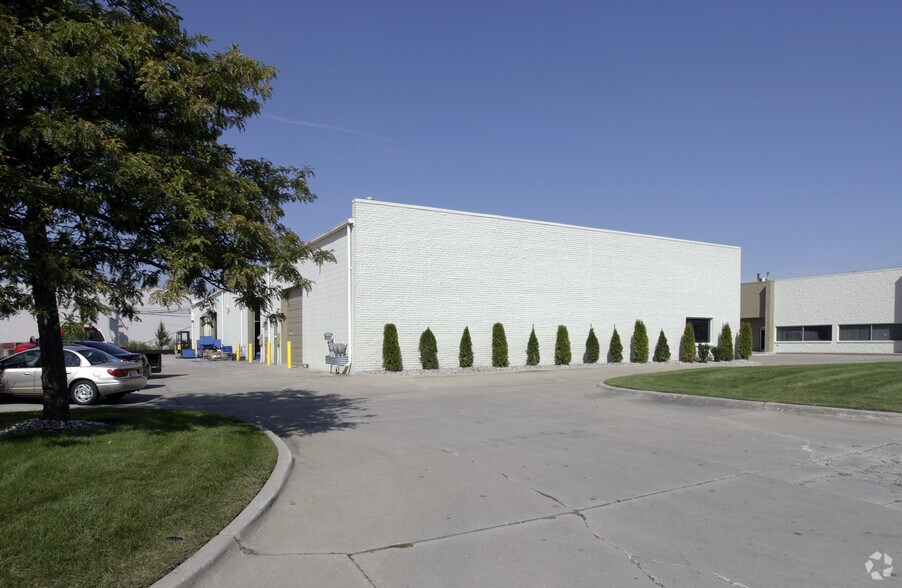 More Photos Of 22669-22687 Morelli Dr, Clinton Township Warehouse For Lease