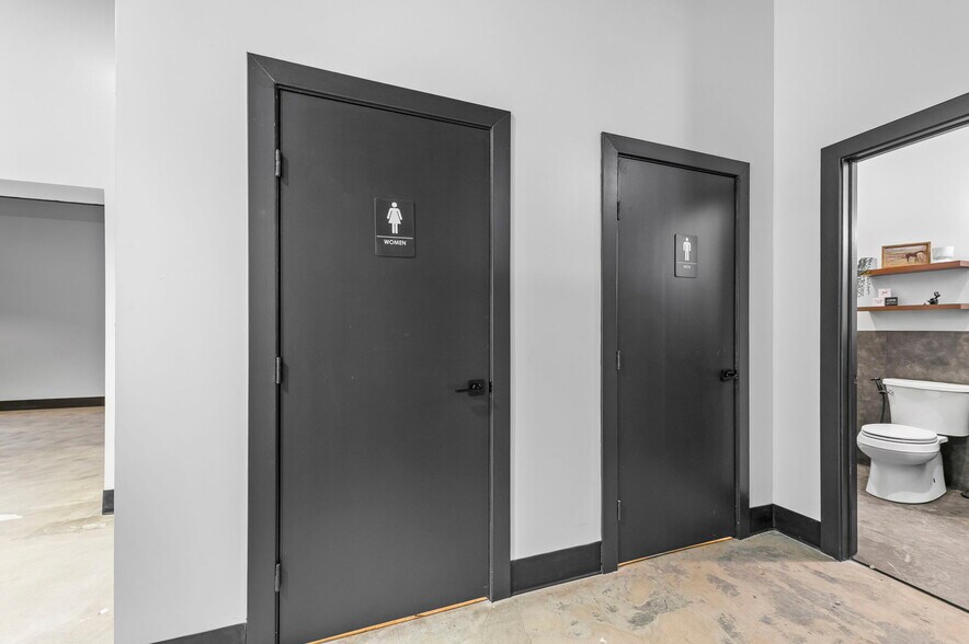 More Photos Of 9312 E US Highway 24, Independence Warehouse For Lease