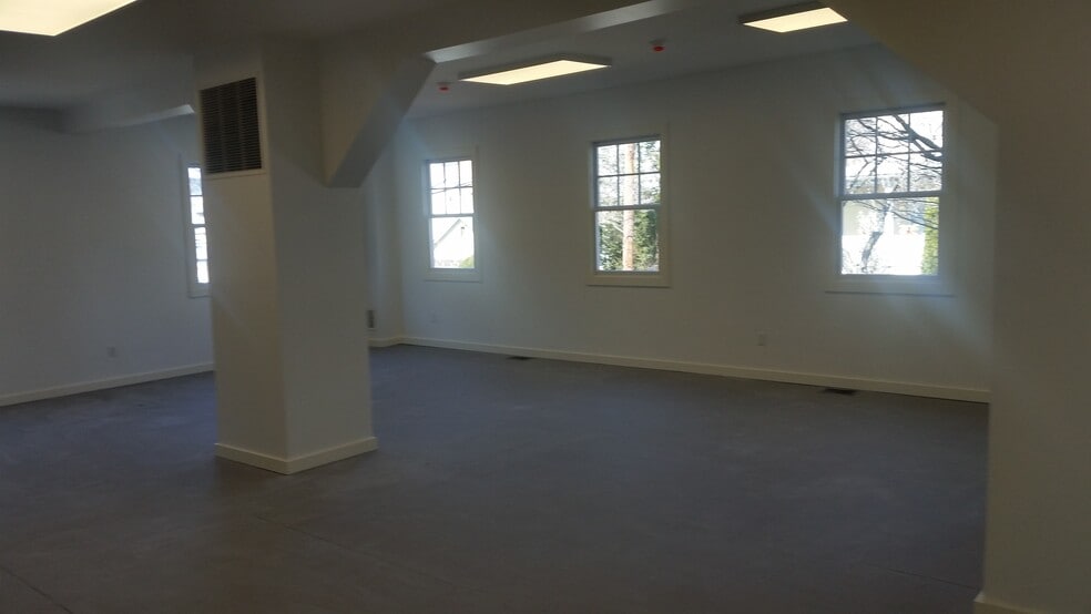 More Photos Of 16 Division St W, Greenwich Loft Creative Space For Lease