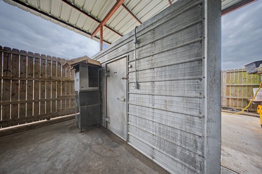 More Photos Of 1412 S Margaret Ave, Kirbyville Restaurant For Sale