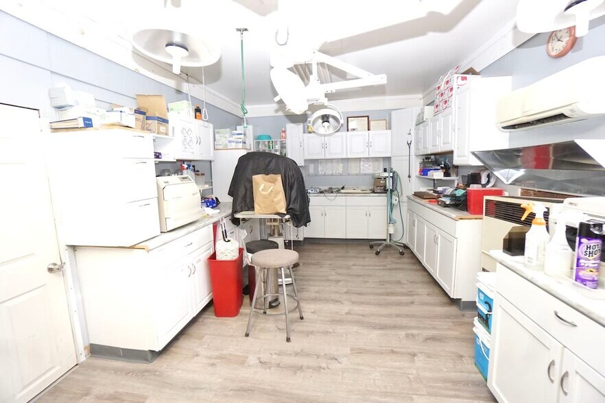 More Photos Of 25580 Lakeland Blvd, Euclid Veterinarian Kennel For Sale