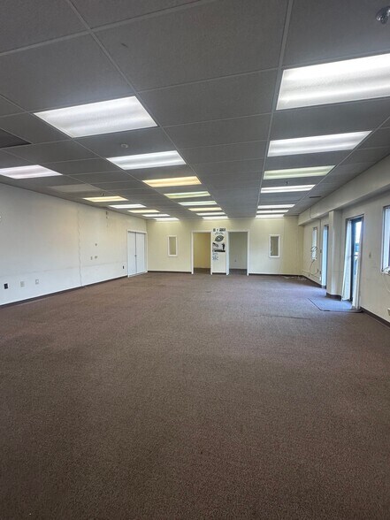More Photos Of 92 Weston St, Hartford Light Distribution For Lease
