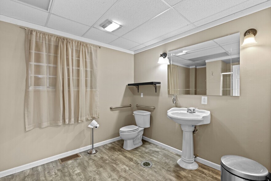 More Photos Of 10131-10137 West Florissant Ave, Saint Louis Office For Sale