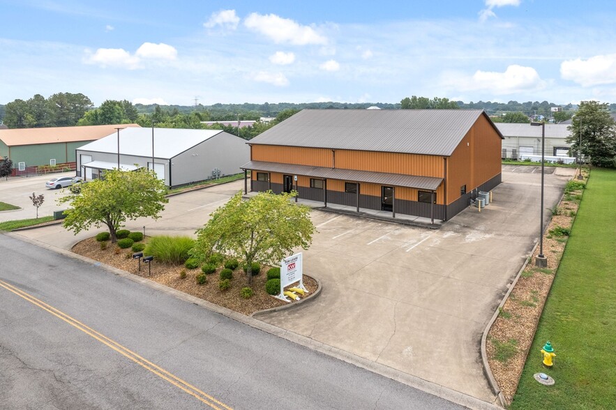 More Photos Of 219 Industrial Dr, Clarksville Warehouse For Lease