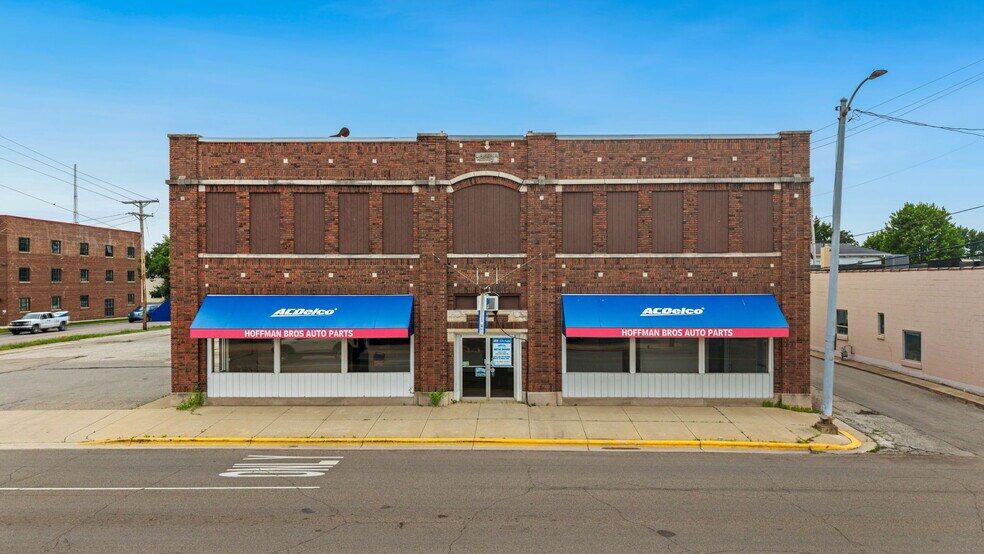 More Photos Of 314 E Market St, Warsaw Showroom For Sale