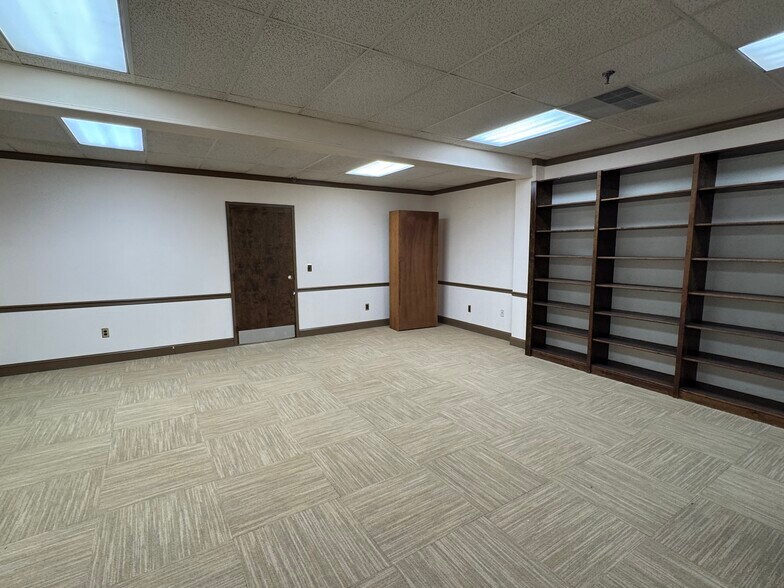 More Photos Of 44 S Jefferson St, Winchester Storefront Retail Office For Sale