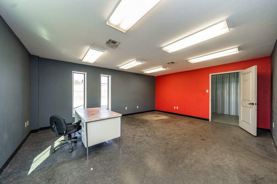 More Photos Of 2103 E SH 31, Kilgore Warehouse For Lease
