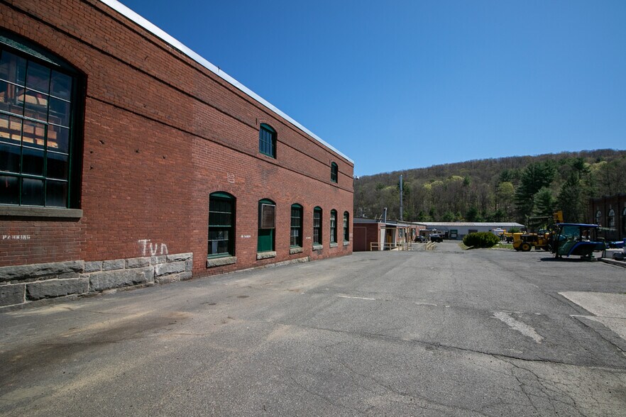 More Photos Of 288 Main St, Monson Warehouse For Lease