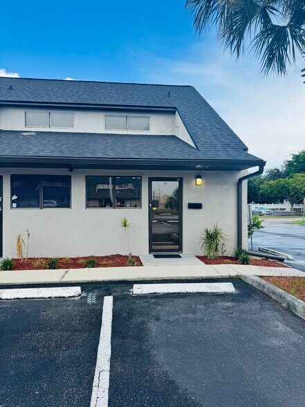 More Photos Of 5235 Ramsey Way, Fort Myers Office For Sale