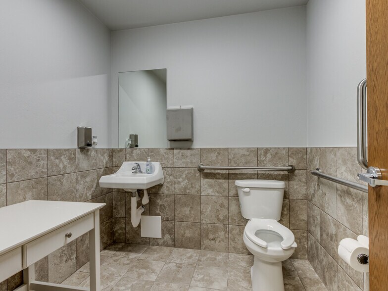 More Photos Of 120 SE 19th St, Moore Storefront For Lease