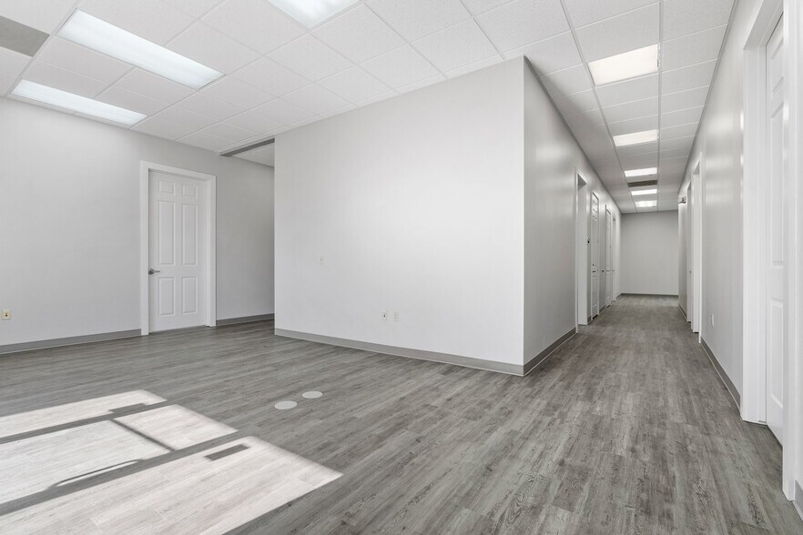 More Photos Of 3607 N Loop 336, Conroe Light Manufacturing For Lease