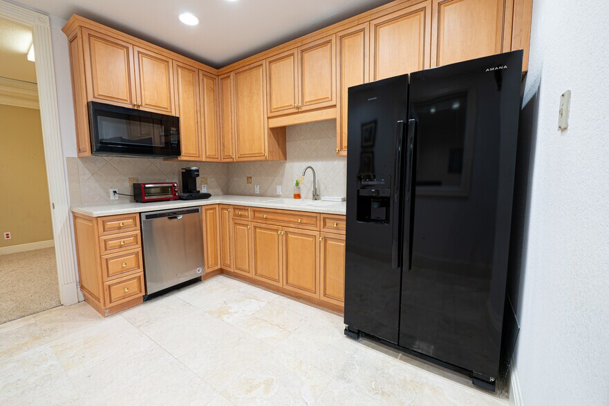More Photos Of 5405 Taylor Rd, Naples Showroom For Sale