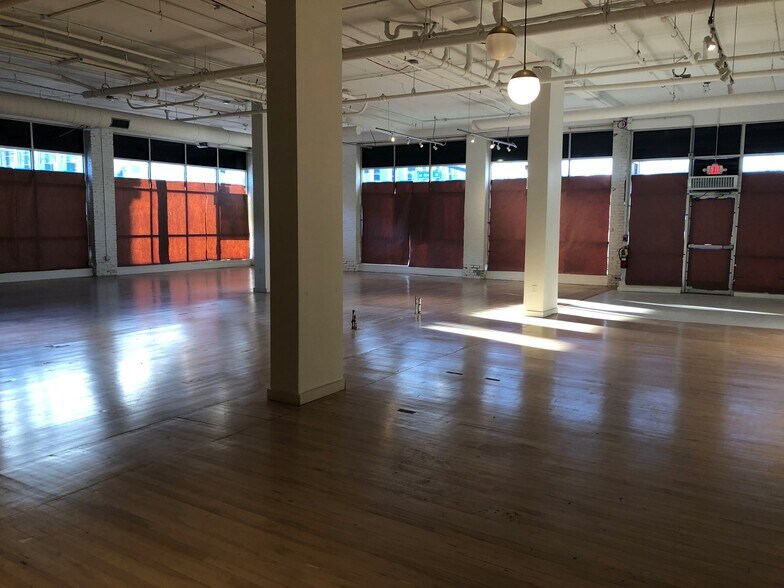 More Photos Of 80 S River St, Aurora Freestanding For Lease