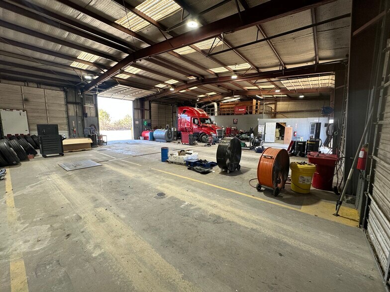 More Photos Of 2300 Texoma Dr, Denison Industrial For Lease