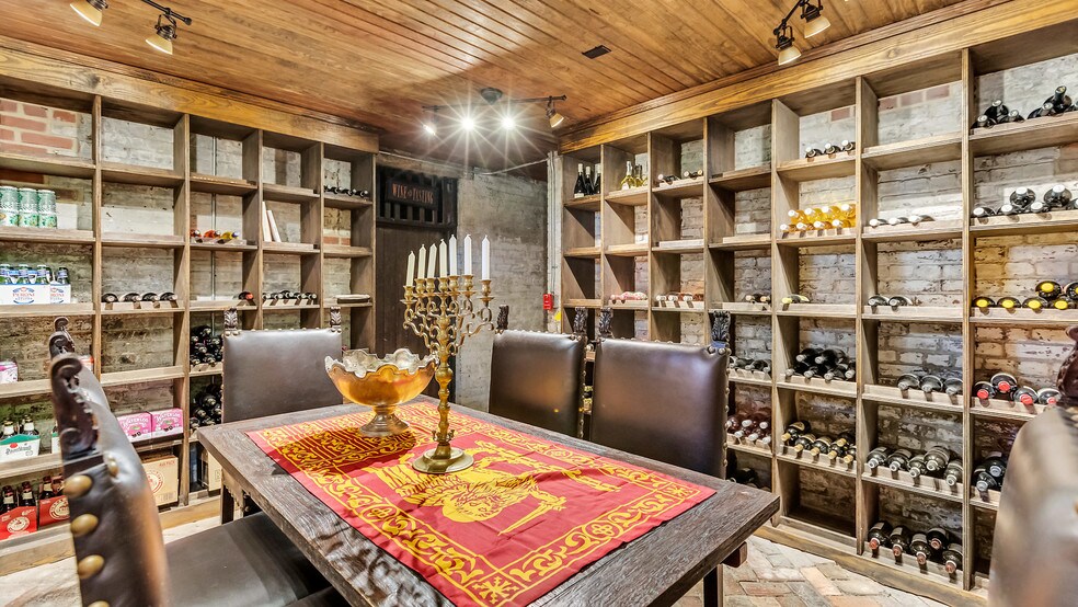 More Photos Of 119 E 37th St, Savannah Restaurant For Sale