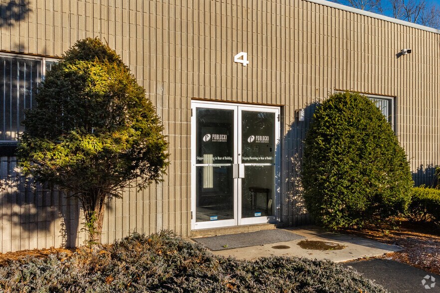 More Photos Of 4 Industrial Park Rd, Medway Warehouse For Lease