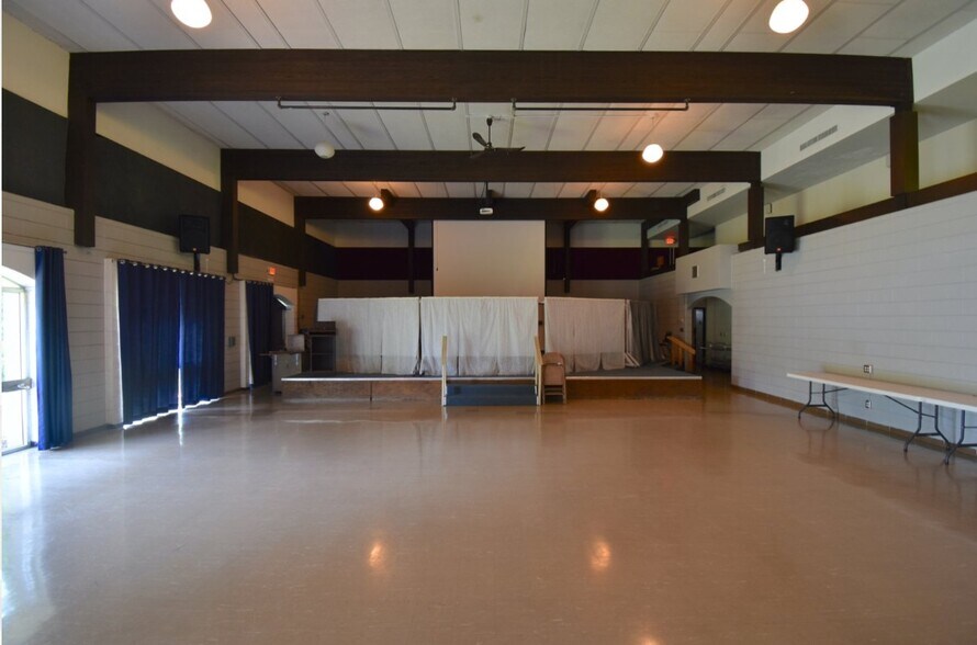 More Photos Of 20300 Middlebelt Rd, Livonia Religious Facility For Lease