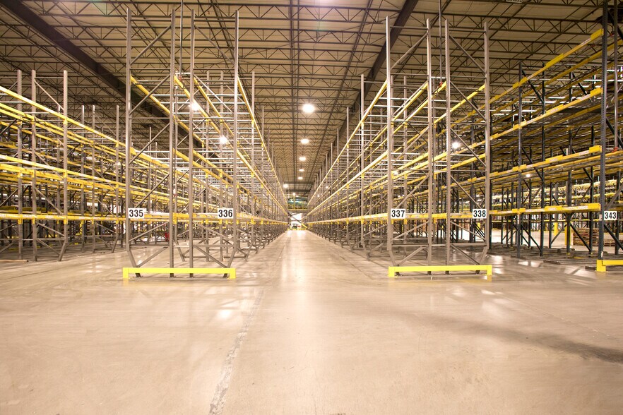 More Photos Of 1700 Schuster Rd, Delano Distribution For Lease