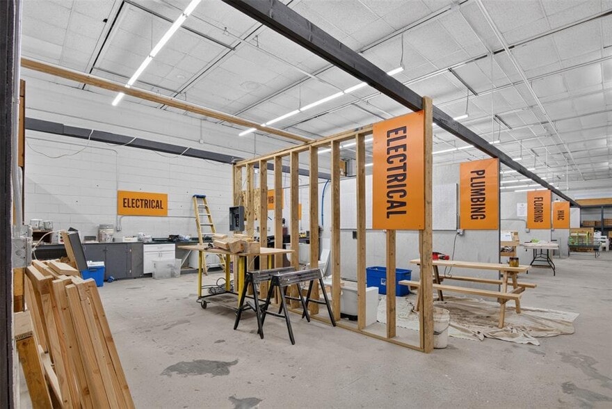 More Photos Of 2401 Hickman Rd, Des Moines Warehouse For Sale