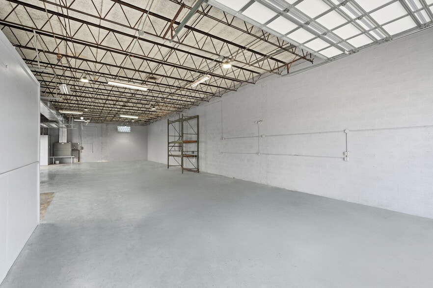 More Photos Of 272-280 SW 33rd St, Fort Lauderdale Showroom For Lease