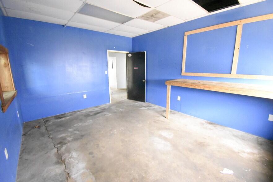 More Photos Of 621 W Main St, La Porte Warehouse For Lease