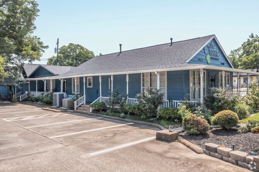 More Photos Of 504 N Oak St, Roanoke Office For Sale