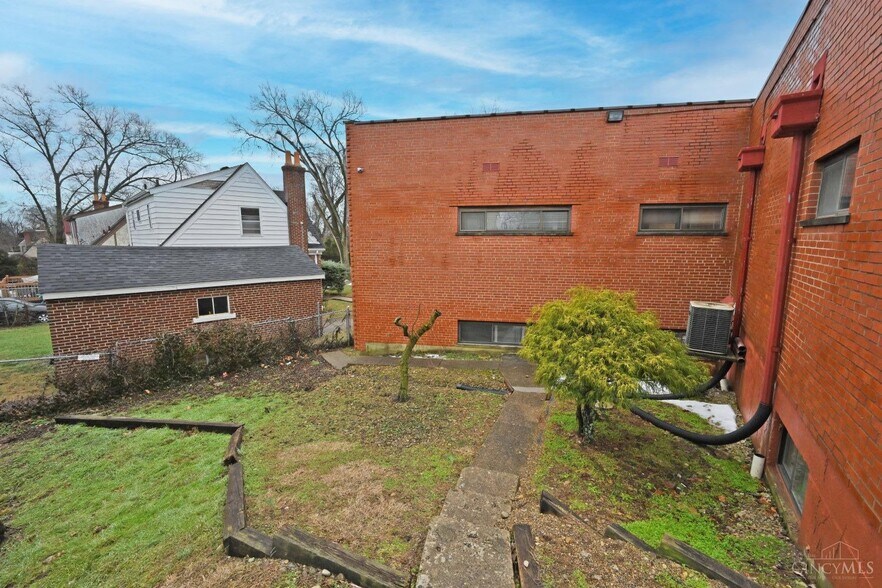 More Photos Of 910 Barry Ln, Cincinnati Medical For Lease