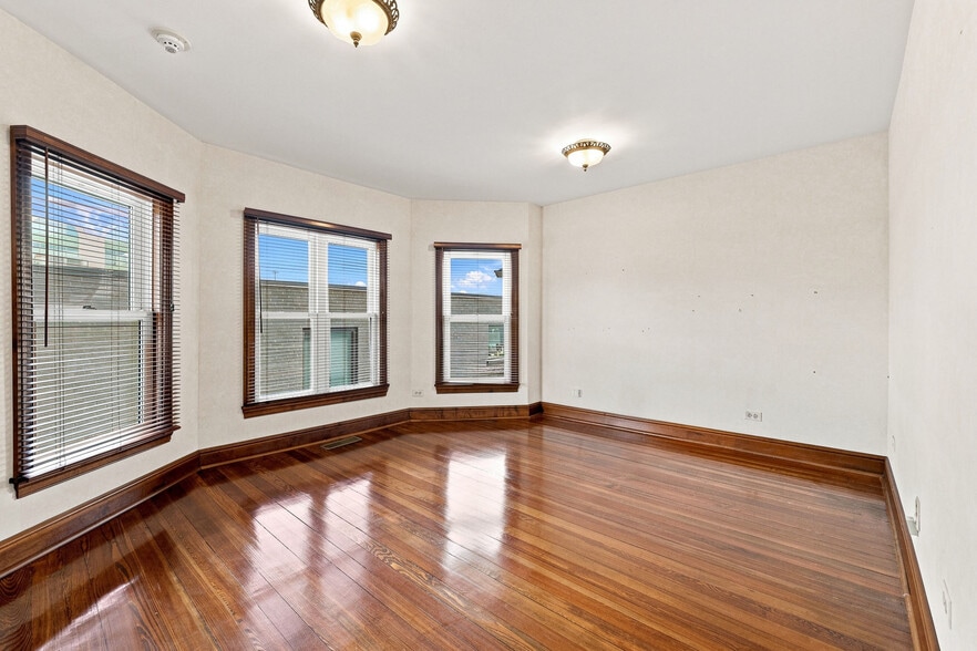 More Photos Of 112 W Liberty Dr, Wheaton Office For Sale