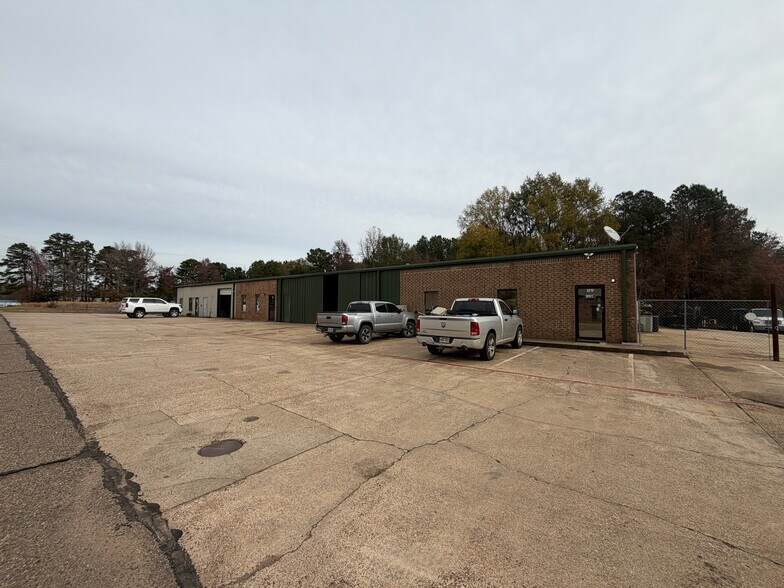 More Photos Of 115-119 Plaza W, Texarkana Warehouse For Lease