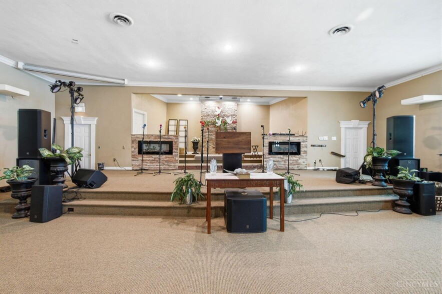 More Photos Of 810 N Broadway St, Lebanon Religious Facility For Sale