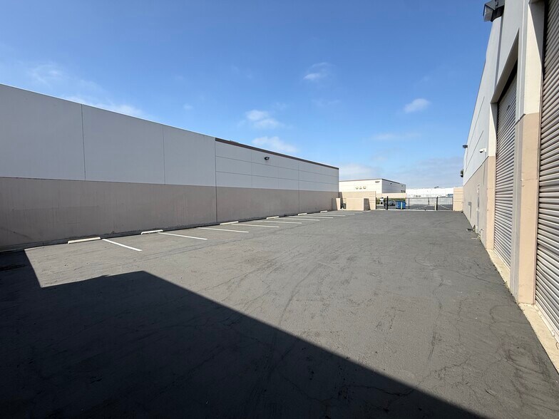 More Photos Of 1562 N Gemini Pl, Anaheim Warehouse For Lease