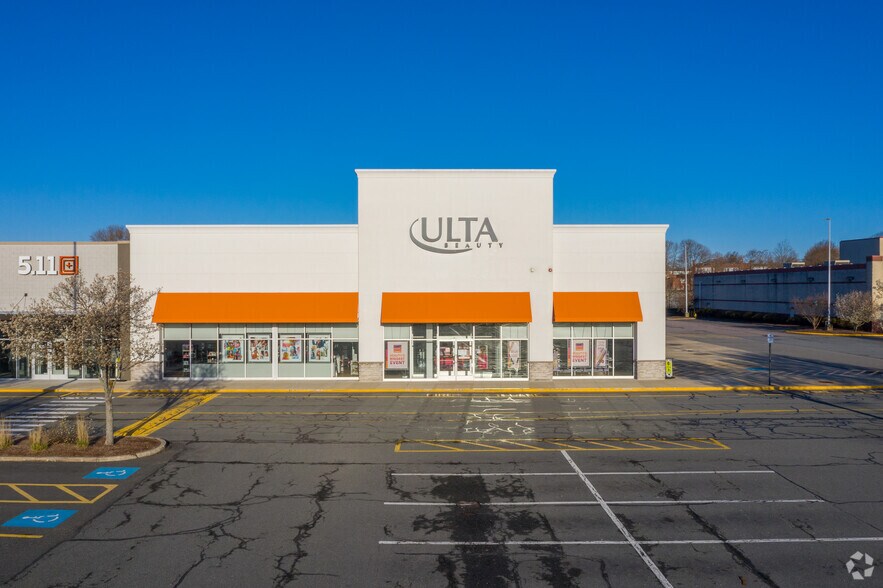 More Photos Of 200-380 Grossman Dr, Braintree Storefront For Lease