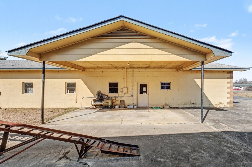 More Photos Of 6402 W Marshville Blvd, Marshville Showroom For Lease